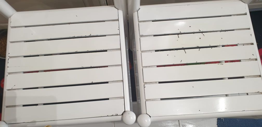 Mesa branca lacada com 2 cadeiras