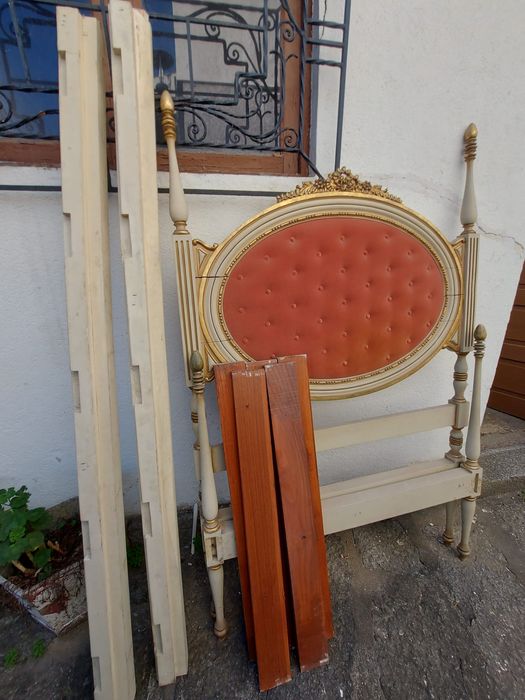 2x Camas de Solteiro Vintage c/ Capitonê + Cadeira | Estilo Clássico