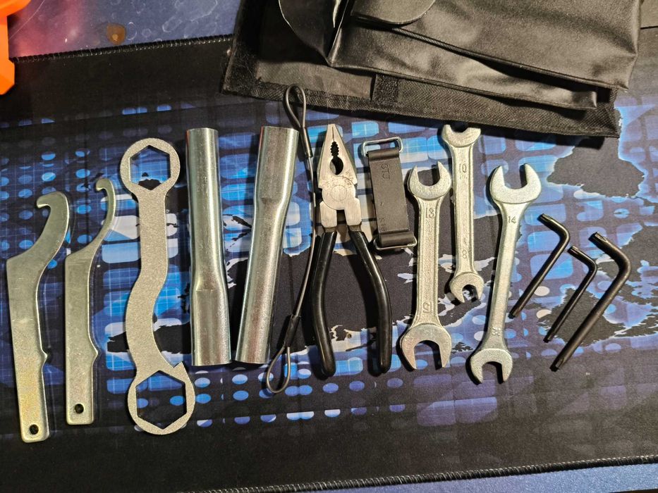 Oryginalne narzędzia z trzech Toolkitów do motocykli KTM.
