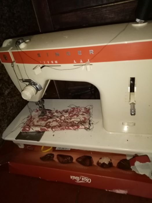 Продам електричну швейну машинку