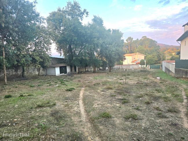 Terreno plano com 900m² em Rendufe