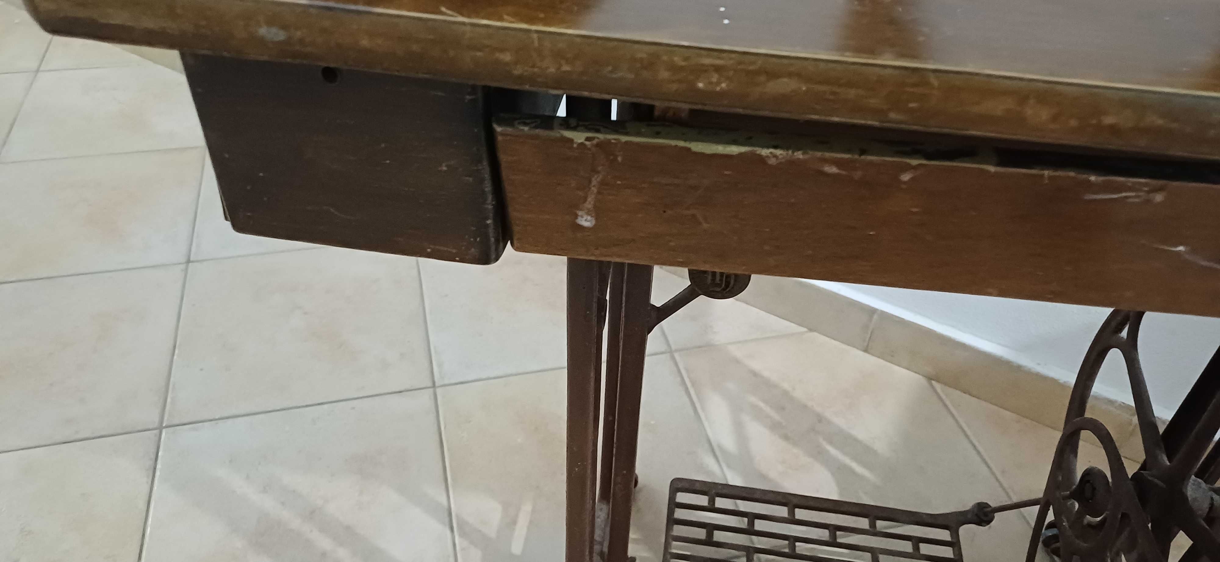 Maquina com pé em ferro antiguidade