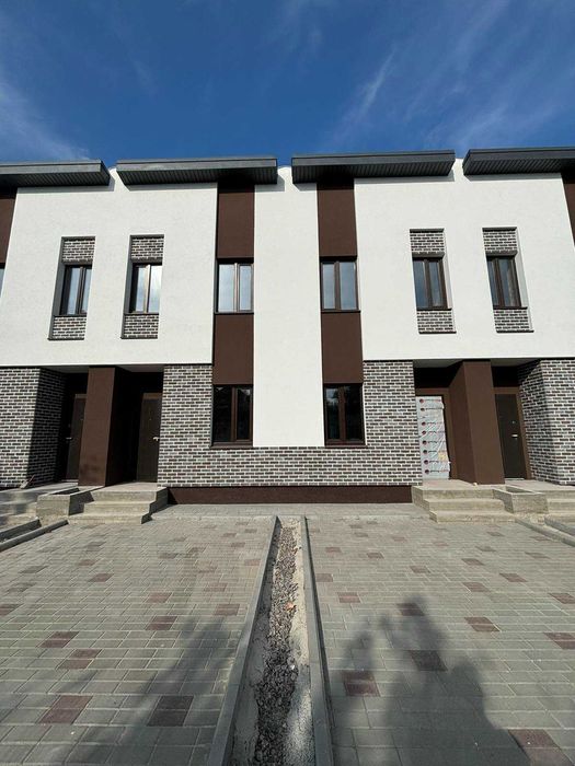 Новий таунхаус з червоної цегли в центральній частині міста. Галина
