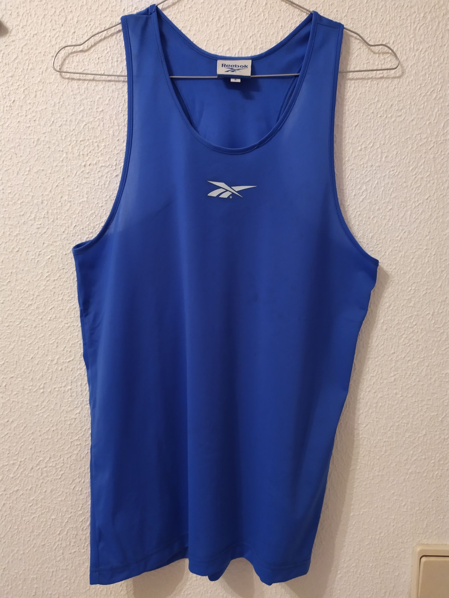 Blusa de desporto da Reebok,túnica da Lanidor e camiseiros