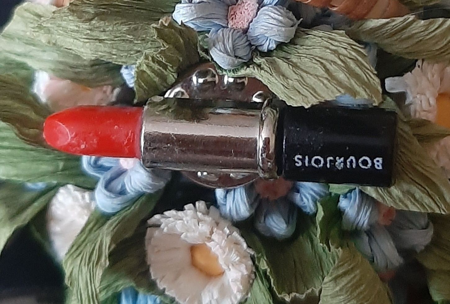 Broszka, wpinka miniatura w kształcie szminki Bourjois