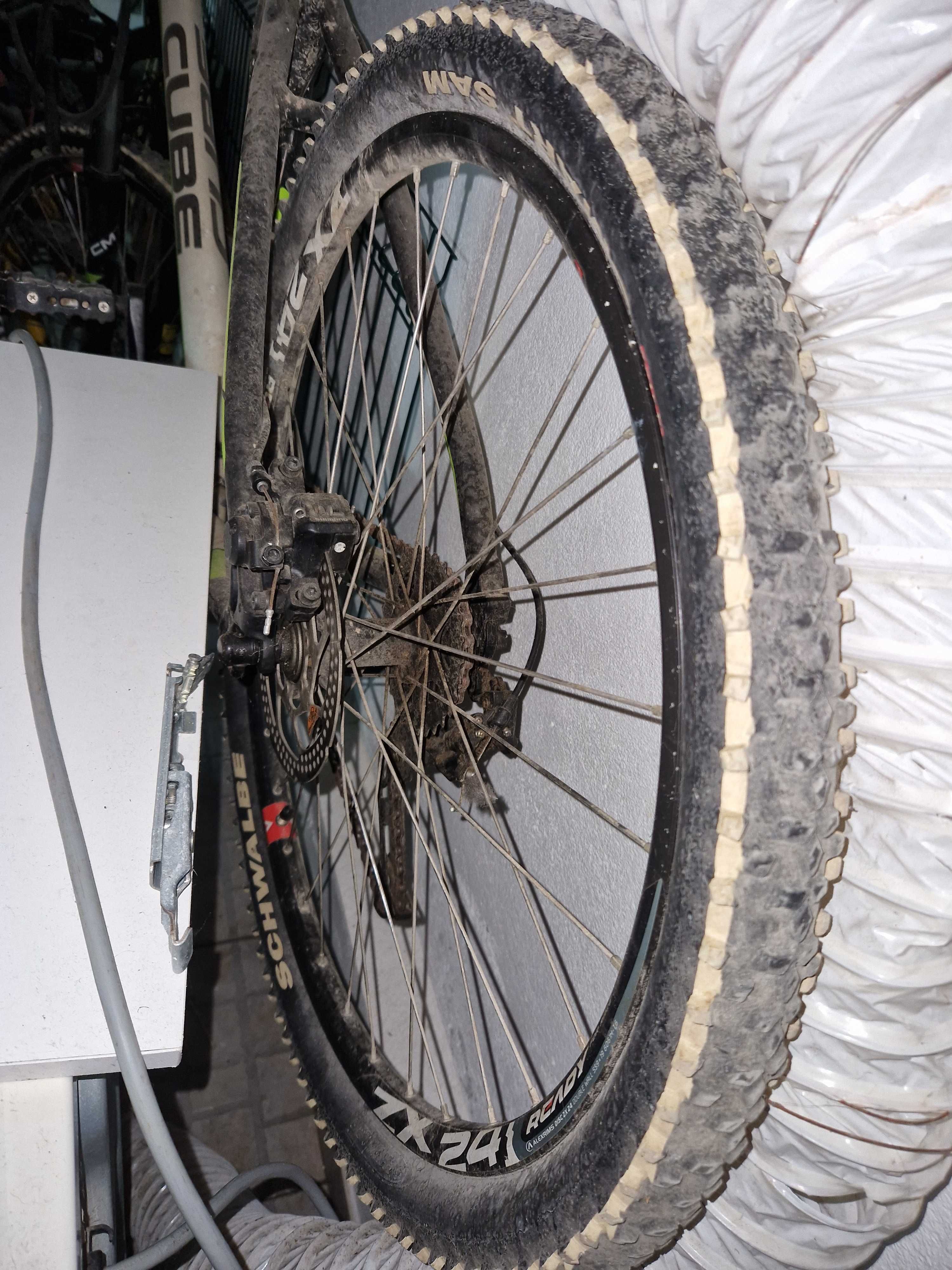 Bicicleta de montanha CUBE em alumínio .