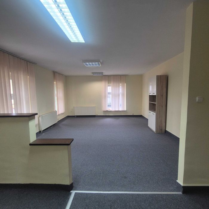 Przestronne biuro w odnowionym budynku z parkingiem.