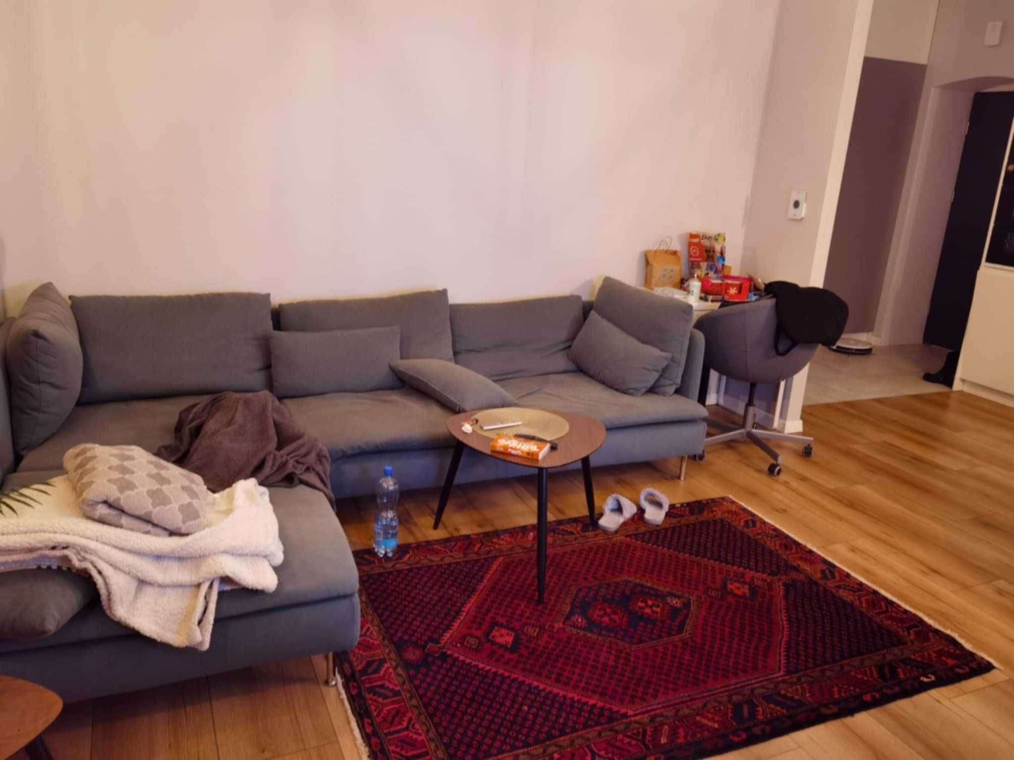 Room available next to metro m2 ideal for a student with a living room