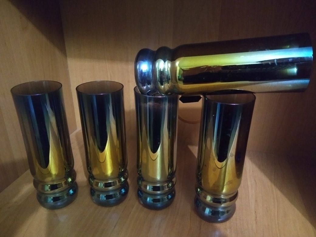 Стеклянные бокалы
