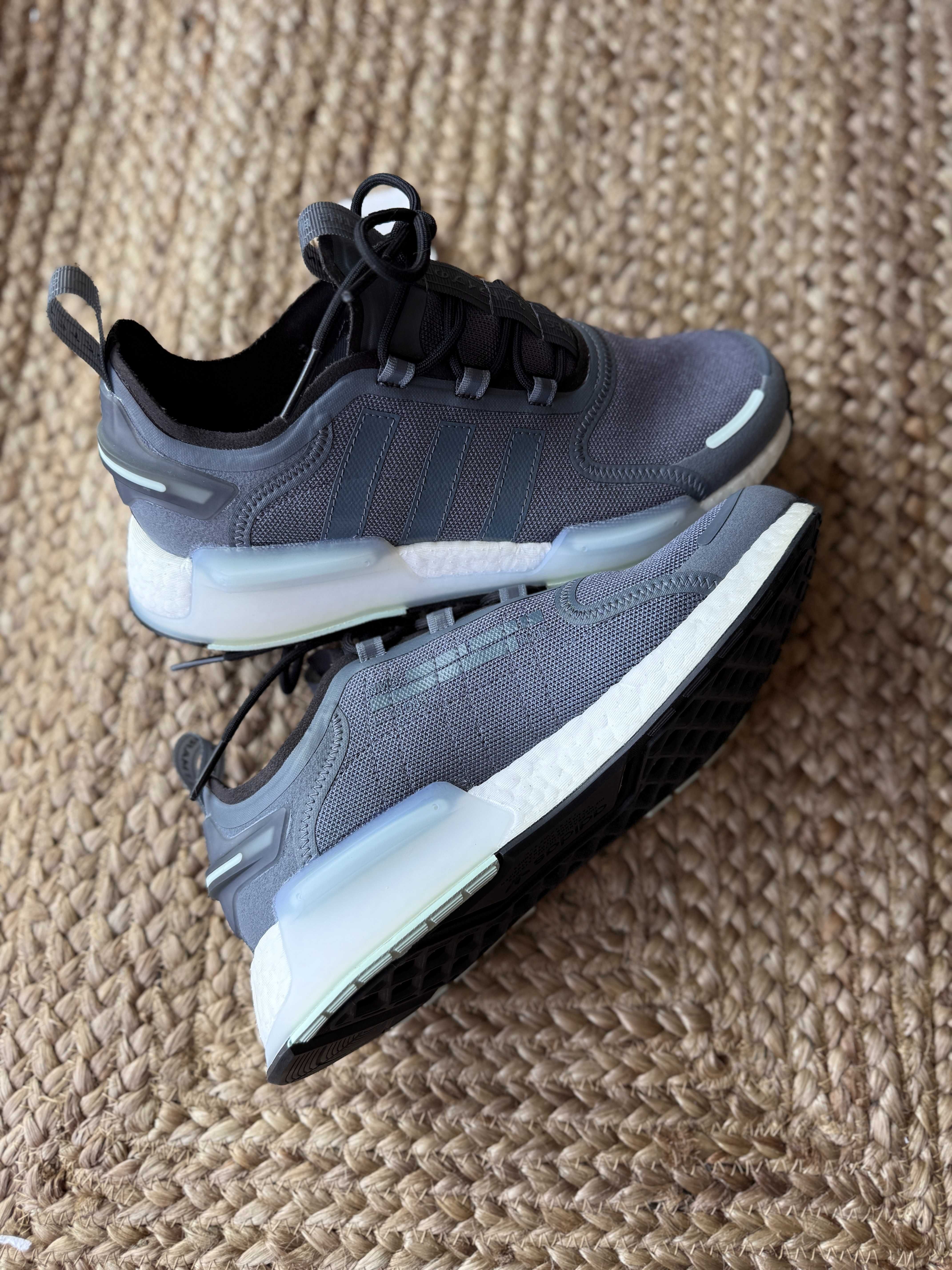 Кросівки чоловічі дуже зручні на ADIDAS NMD V3 нові 42.5 див інші огол