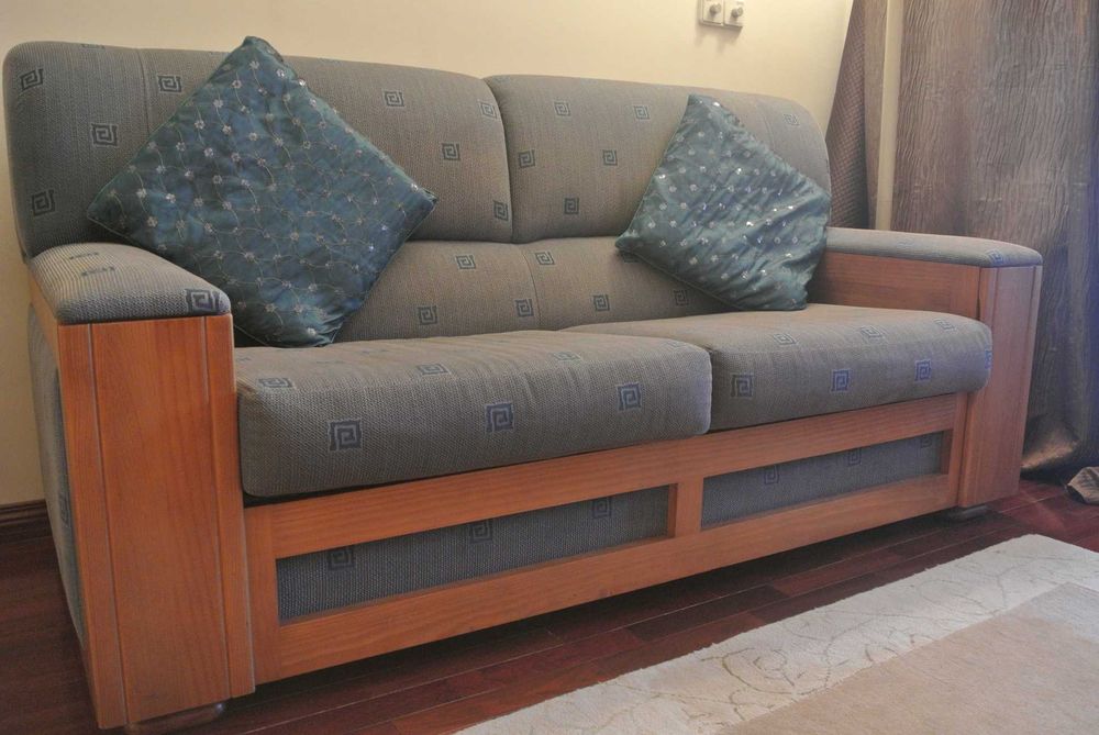 Sofá cama com apoio copos