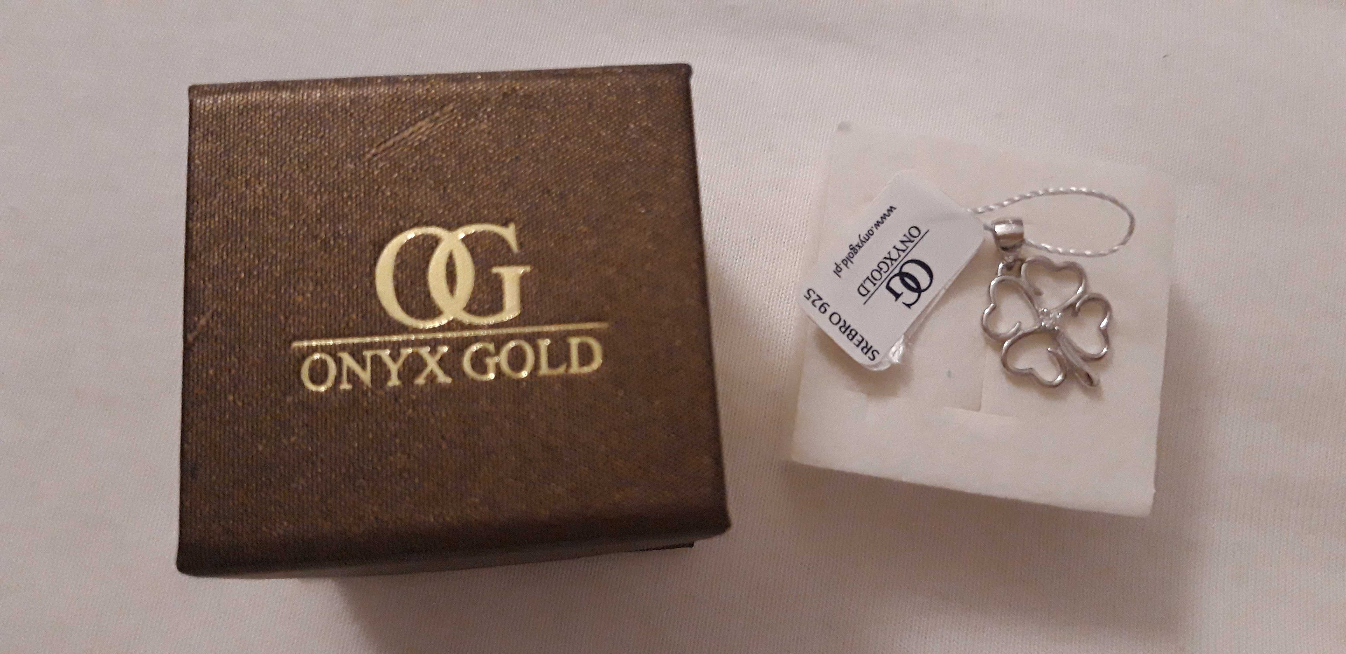 OnyxGold Zawieszka srebrna koniczyna z cyrkonią w środku