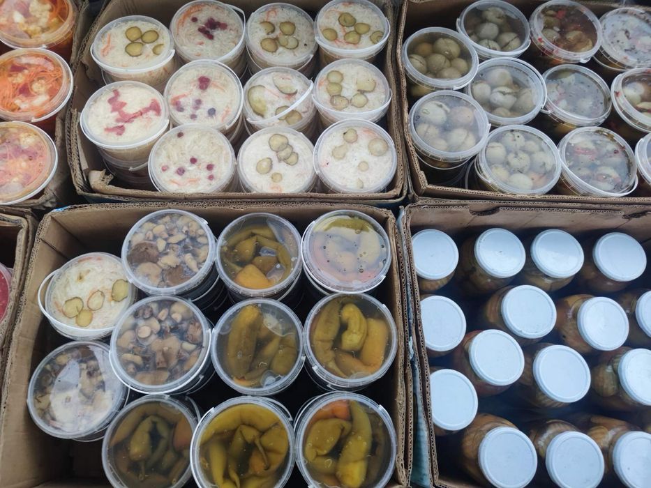 Капуста ,морква ,огірки ,помідори ,салати та інщі соління .