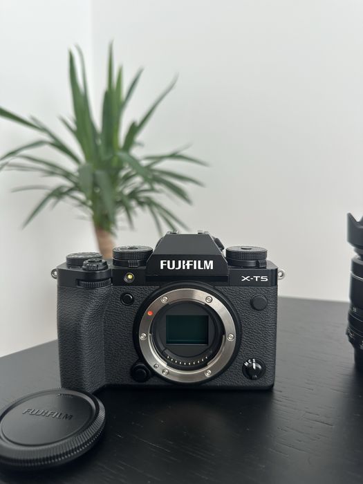 Fujifilm X-T5 + Lente XF 18-55mm f/2.8-4 R LM OIS – Excelente Estado