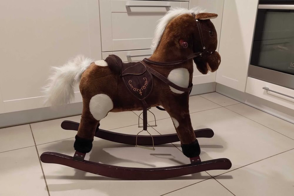 Konik na biegunach - wydaje dźwięki i rusza pyszczkiem