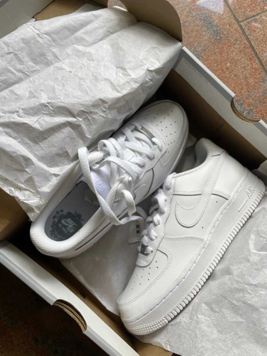 Białe buty Nike w rozmiarze 45, dostarczane w pudełku