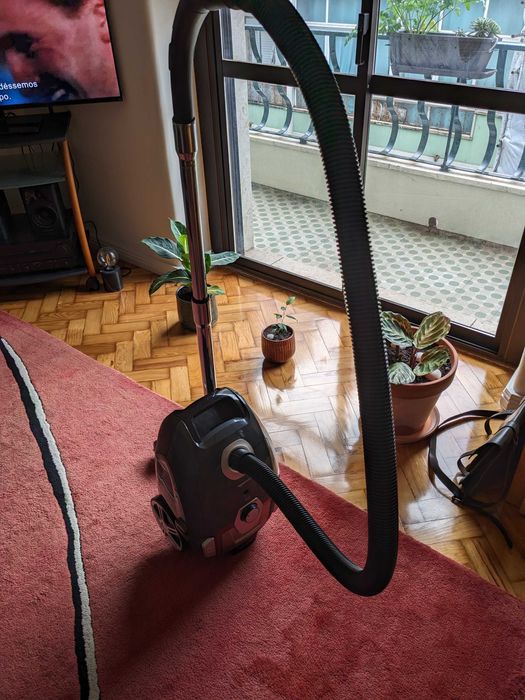 Aspirador Amazon Basics com saco + filtro HEPA - 700W