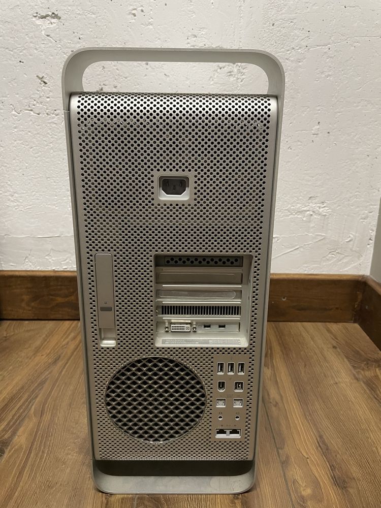 Компютер Mac pro 2008 року з 2 4-х ядерними процессорами