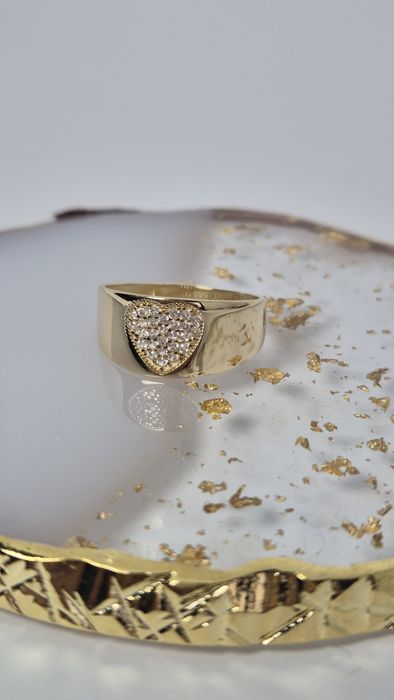 Nowy złoty pierścionek szeroki sygnet gładki serce cyrkonie białe 585