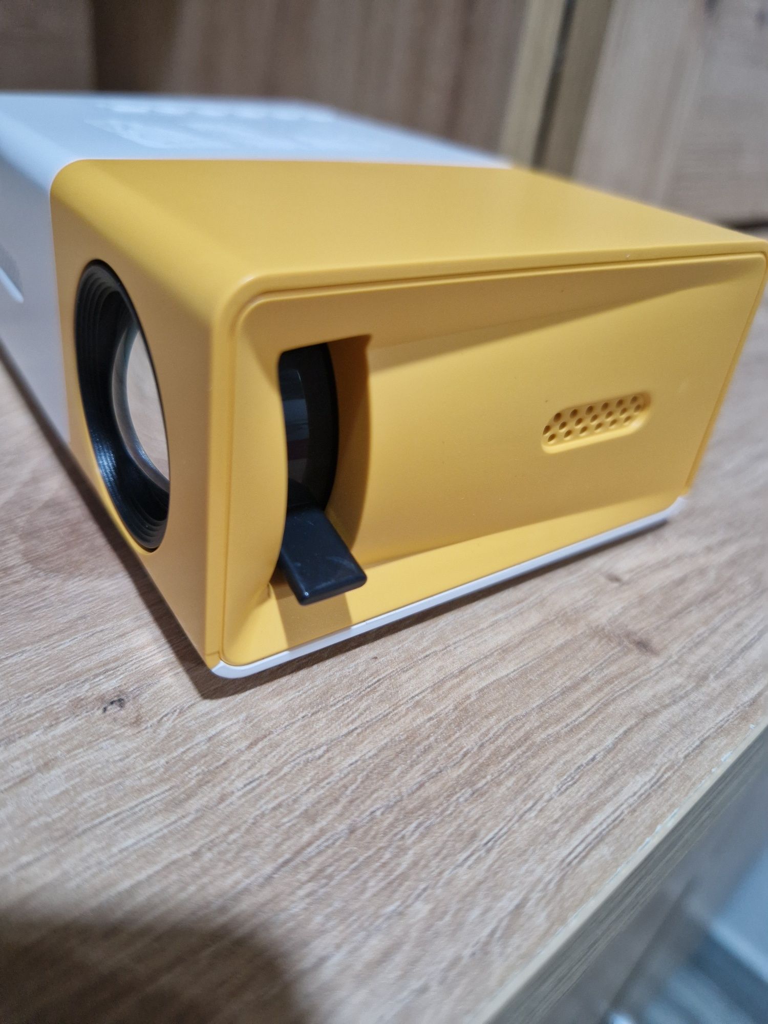 Projector portátil Full HD.  Novo