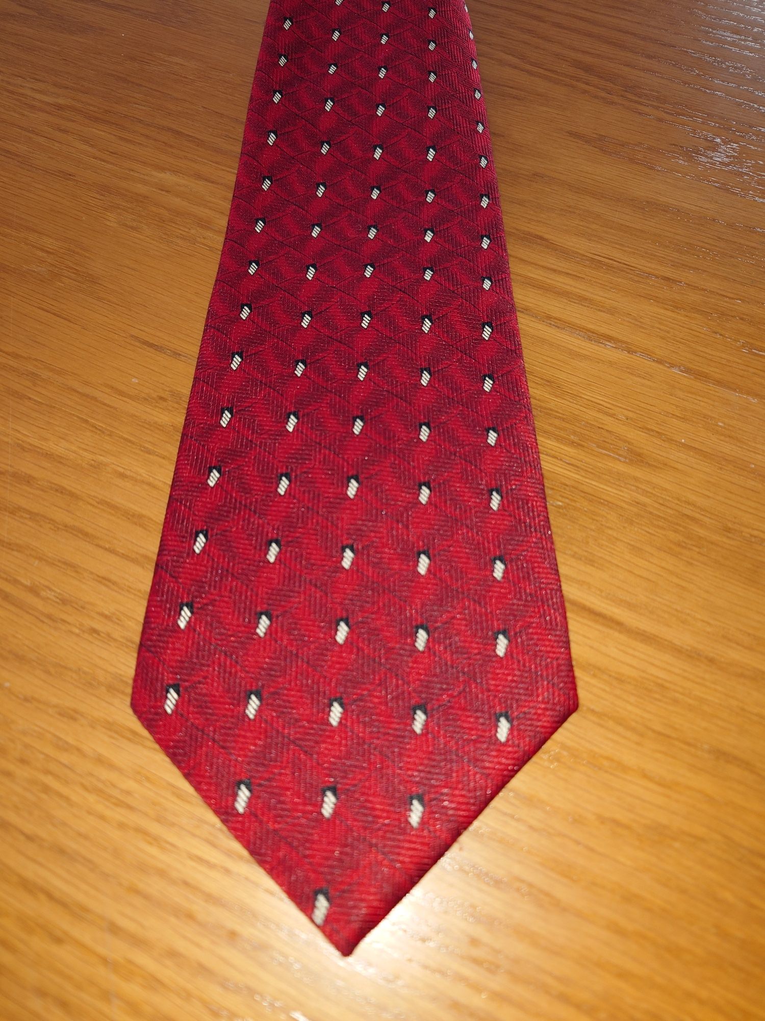Krawat czerwony w wytłaczany wzór