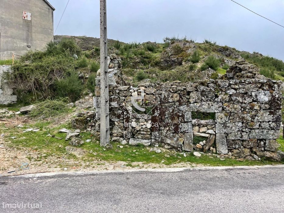 Ruína e terreno em São Bento do Cando, Gavieira, Arcos de Valdevez