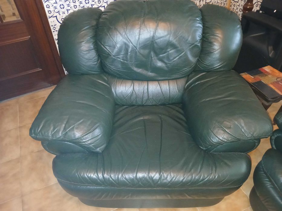 Sofá 3 lugares+2 cadeirões, pele italiano, muito confortável