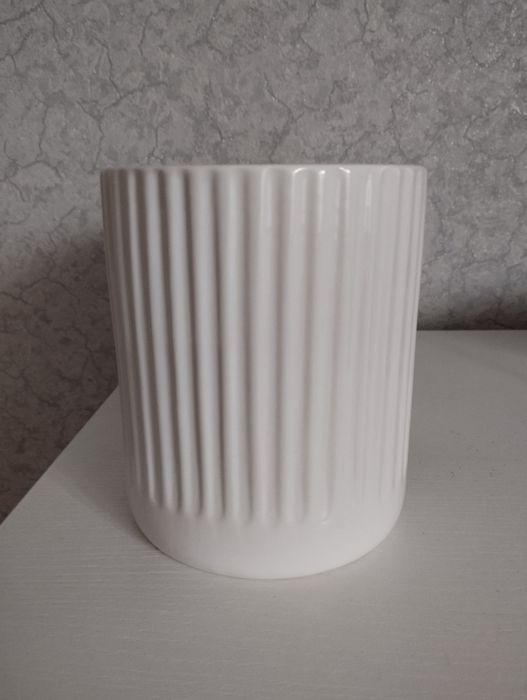Ceramiczna osłonka doniczki biała prążkowana nowa