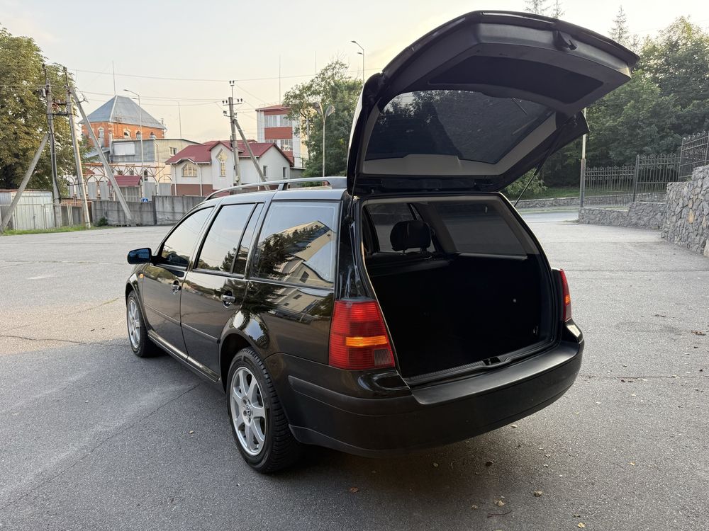 Volkswagen Golf 4 • Універсал • 1999 • 1.4 бензин • Чорний