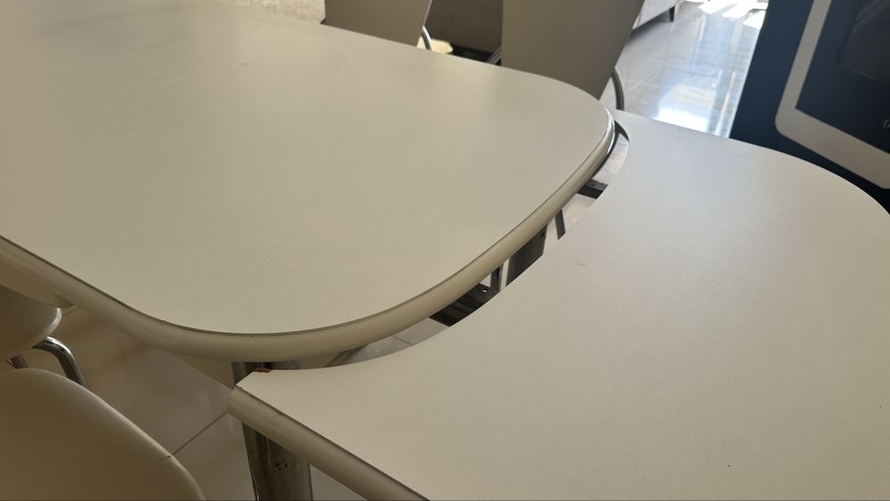 Mesa de cosinha  completa  com cadeiras.