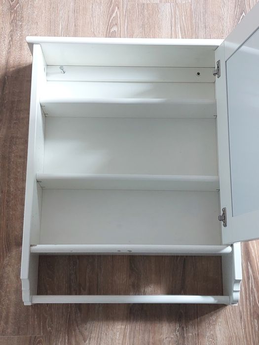 Biała szafka łazienkowa z lustrem Ikea Flaren Flåren z półkami kremowa