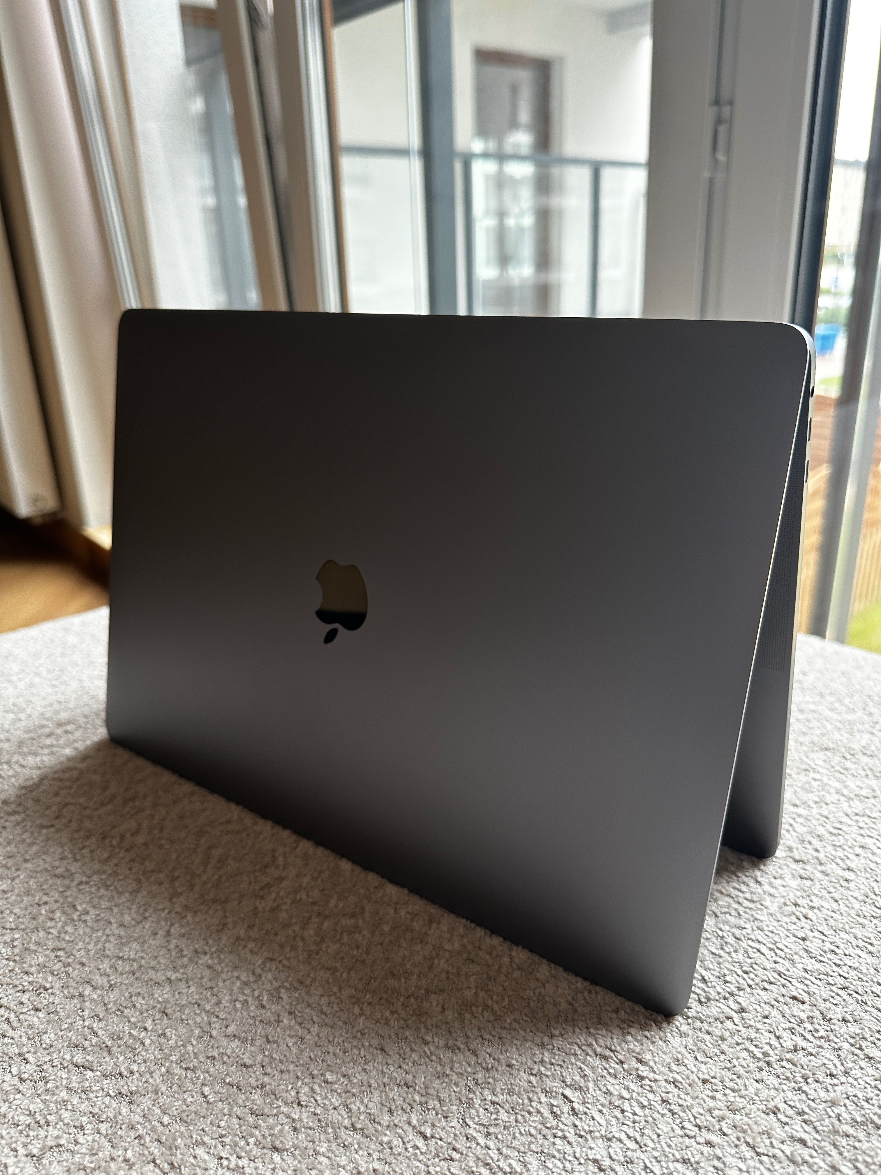 Apple MacBook Pro 15 2018 Touch Bar i7 2.6 16GB 512GB