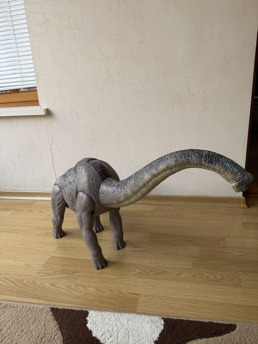 Огромный динозавр