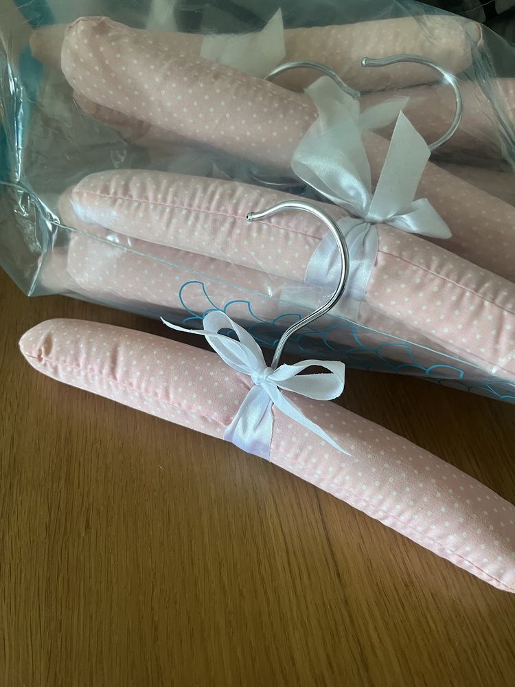 Vendo 12 cabides para roupa de criança
