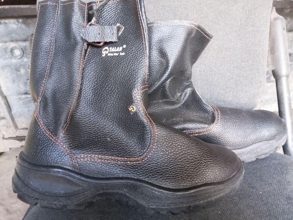 Взуття чоботи нове.
2.1А МАХ / USB-A Ouput