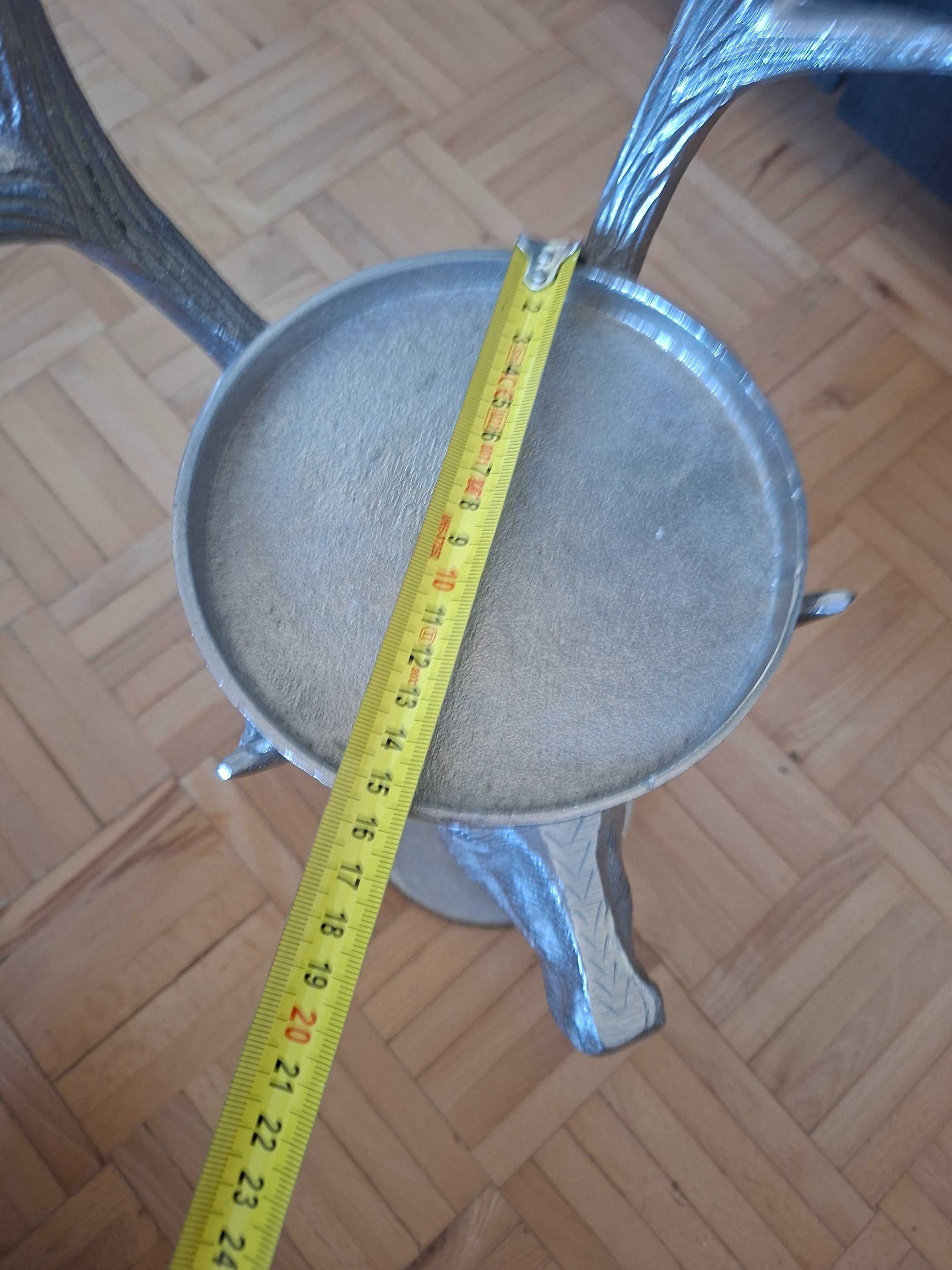 Metalowy świecznik