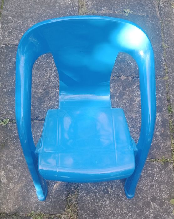 Krzesełko dziecięce niebieskie.