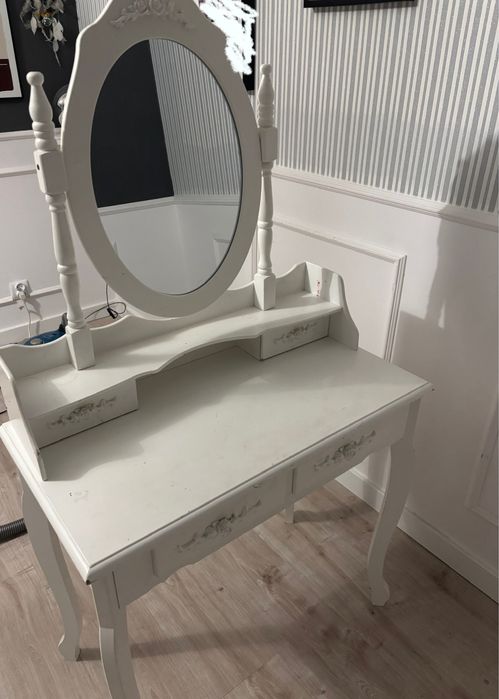 Sprzedam toaletkę białą