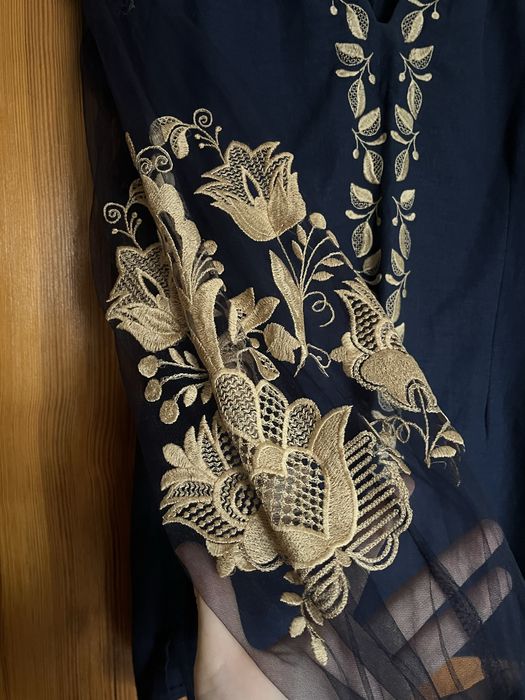 Оригінальна вишита сорочка з дуже красивими рукавами