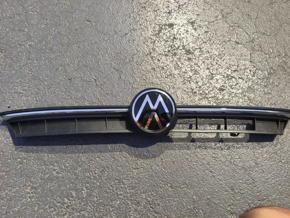 Grelha frontal Volkswagen Polo 2025, iluminada no símbolo