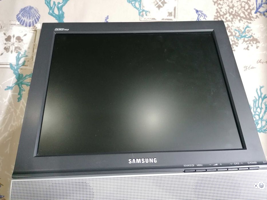LCD Samsung 22 cm - com entrada a ligação para PC