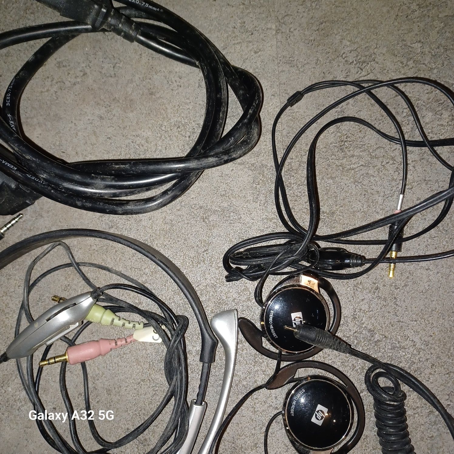 Elektro śmieci słuchawki przewody