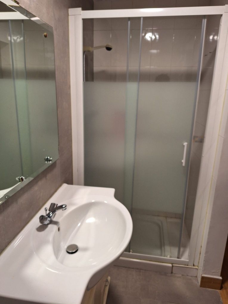 Alugo quarto de casal com casa de banho privada