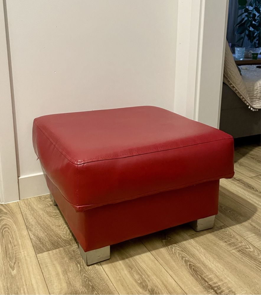 Czerwony ottoman (puf/pufa/siedzisko)