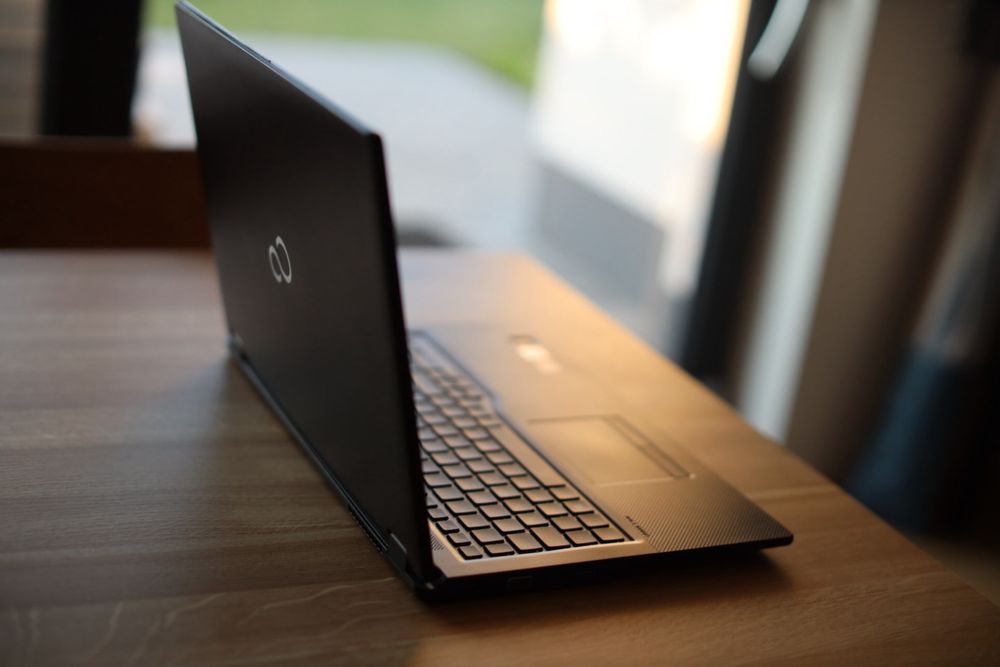 Fujitsu E5510 + Win11 + stacja dokujaca + 2x ładowarka