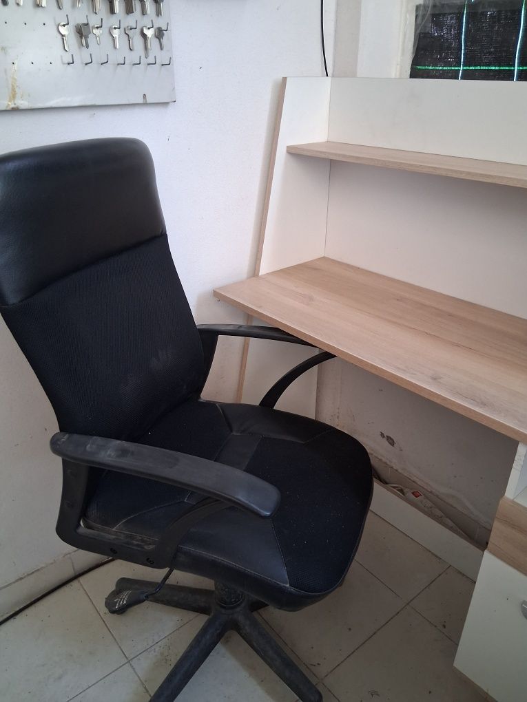Vendo conjunto Secretária e Cadeira