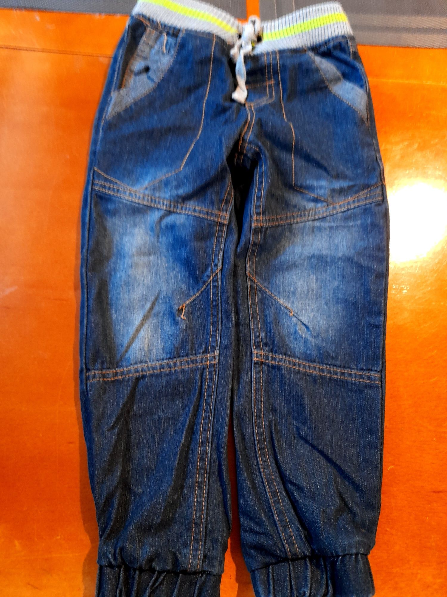 Spodnie jeans 104