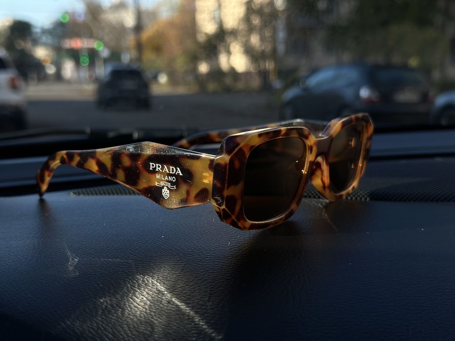 Сонцезахисні окуляри Prada