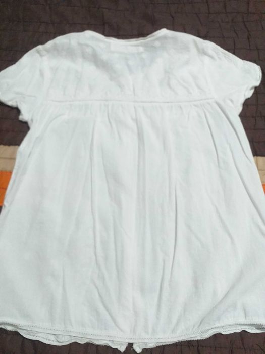 Blusinha Branca  com bordados e mangas curtas da ZARA GIRLS 7-8 anos
