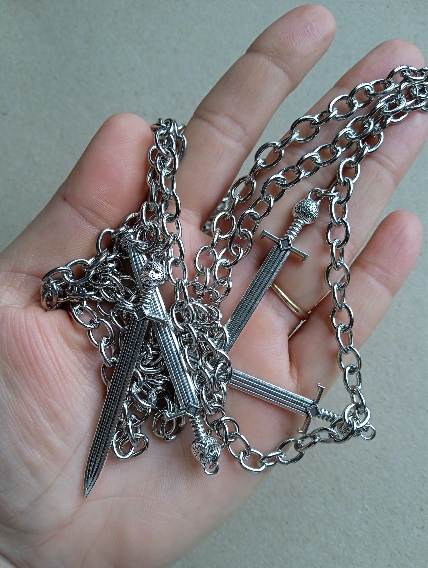 Metalowy łańcuch do spodni z mieczami